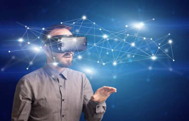 İşadamı ile sanal gerçeklik koruyucu gözlük
