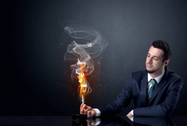 Kafatası ile sigara işadamı