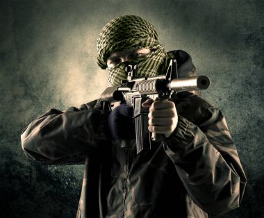 Eski adam Maskeli silahlı askerlerle portresi