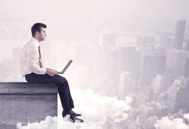 Satış elemanı şehrin sınırında oturuyor.