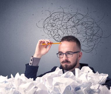 İşadamı buruşuk kağıt üzerinde