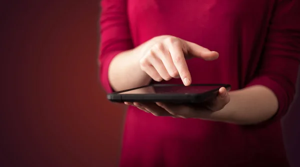 Nahaufnahme einer Hand, die ein digitales Touchpad-Tablet hält — Stockfoto