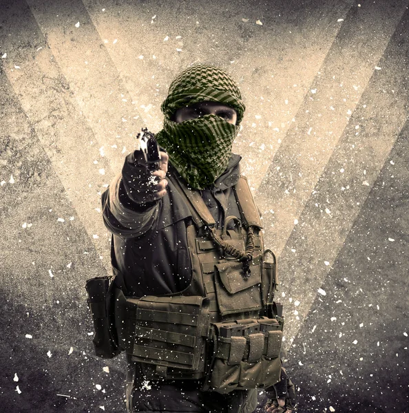 Retrato de un peligroso soldado armado enmascarado con grungy backgro —  Fotos de Stock