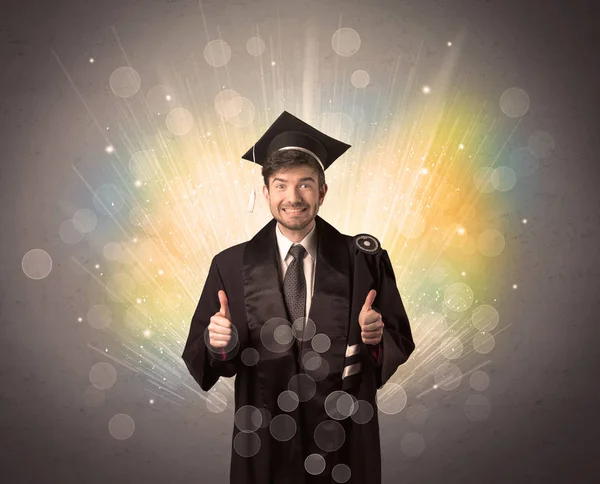 Feliz graduado con luces bokeg de colores en el fondo —  Fotos de Stock