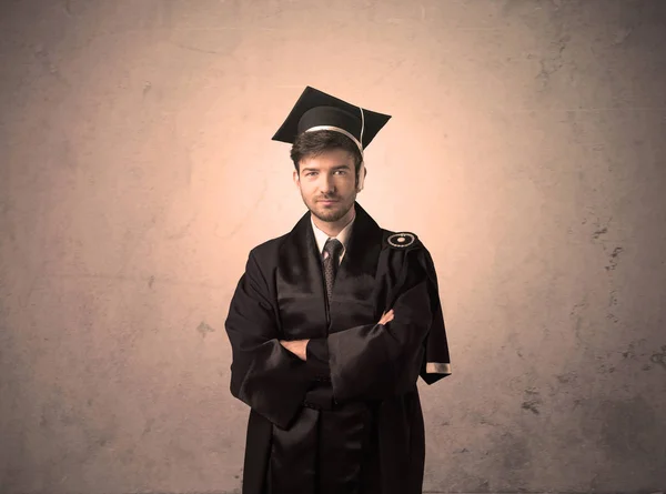 Retrato de um jovem estudante de pós-graduação em fundo grungy — Fotografia de Stock