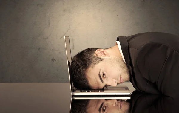 Frusztrált üzletember feje a billentyűzeten — Stock Fotó