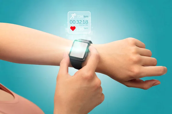 Smartwatch 的女性手 — 图库照片