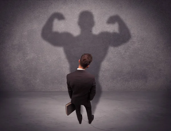 Güçlü gölgesi olan başarılı bir iş adamı.