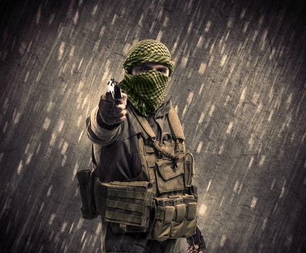 Ozbrojená teroristická muž s maskou na deštivé pozadí — Stock fotografie