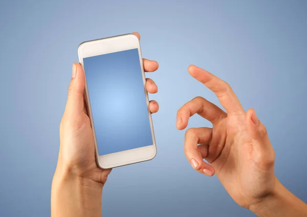 Mano femenina sosteniendo teléfono inteligente — Foto de Stock