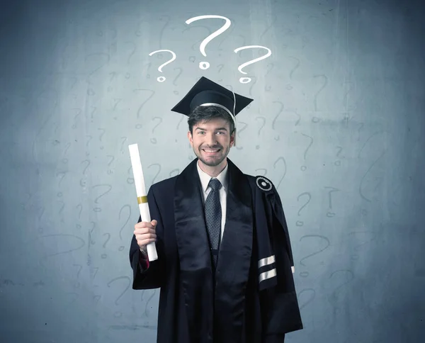 Jeune adolescent diplômé avec des points d'interrogation tirés — Photo