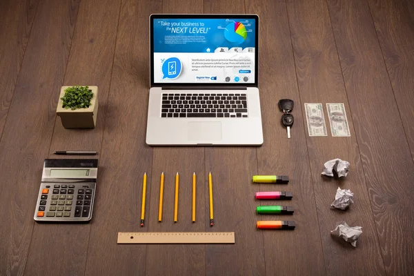 Laptop na mesa de escritório com site de negócios na tela — Fotografia de Stock