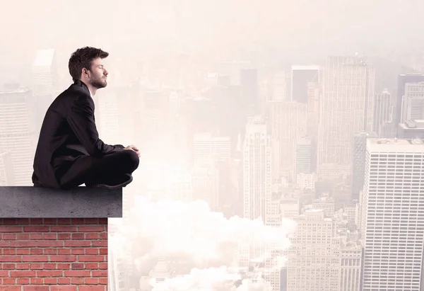 Office worker sitting on rooftop in city — Stock Photo, Image