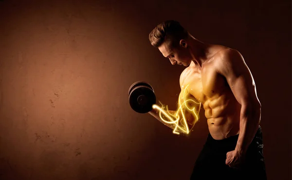 Culturistas musculares levantando peso con luces de energía en el bíceps —  Fotos de Stock