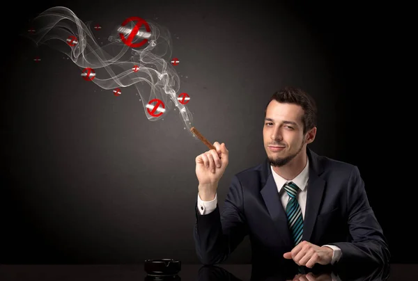 Empresario fumando un cigarrillo — Foto de Stock