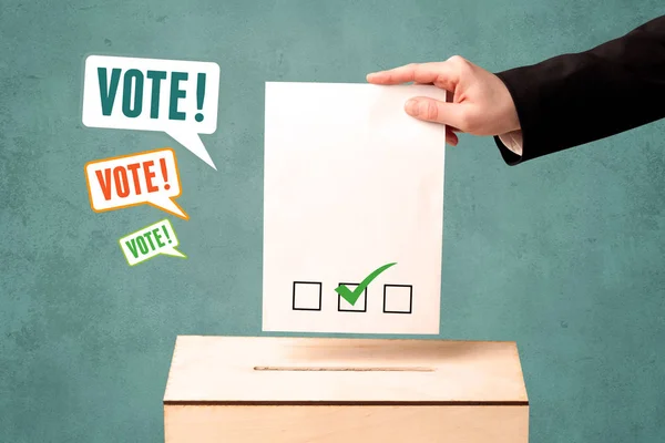 Depositar una boleta de votación en una urna — Foto de Stock