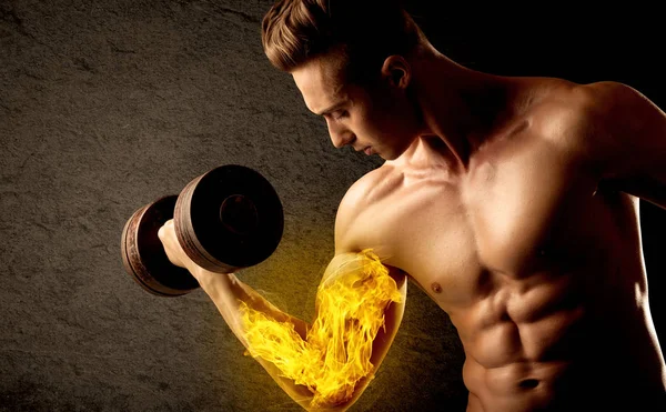 Kaslı vücut geliştirici alevli pazı konseptiyle ağırlık kaldırıyor.