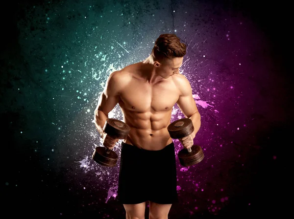 Çekici kaslı adam ağırlık kaldırıyor.