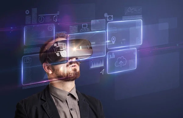 Hombre de negocios con gafas de realidad virtual — Foto de Stock