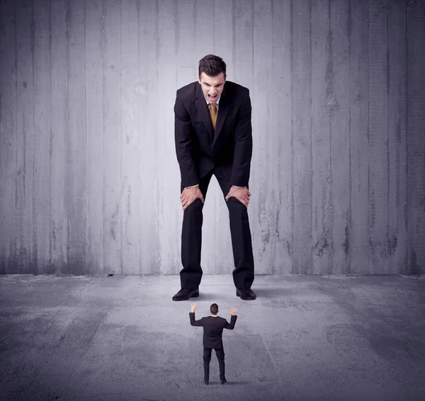 Büyük patron küçük iş adamına lokma atıyor.