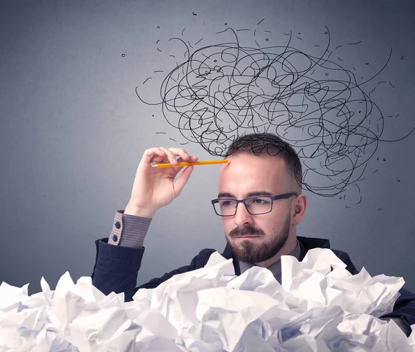 İşadamı buruşuk kağıt üzerinde