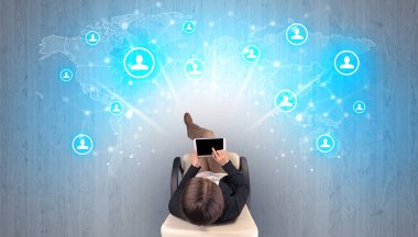 Sandalyede oturan kadın ile sosyal medya kavramı