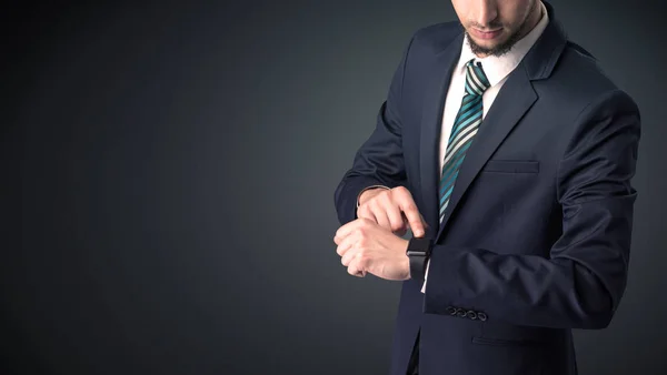 Man in suit wearing smartwatch. — Stock Photo, Image
