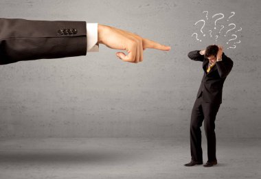 Kafası karışmış bir çalışan patrondan emir alıyor.