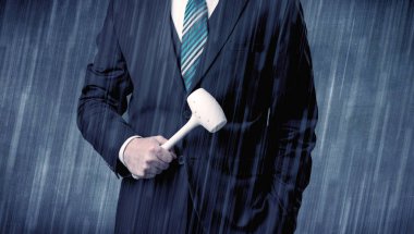 Elindeki aracıyla ayakta işveren