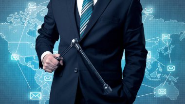 Yakışıklı businassman ayakta elinde aracıyla