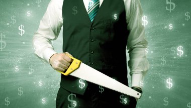 Businassman ayakta elinde aracıyla.