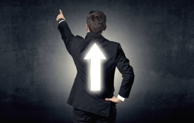 Genç işadamı ile ok sırtında duran