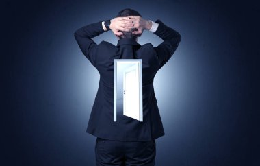 Sırtını kapıya ile ayakta işadamı