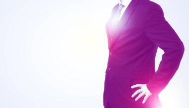 Genç işadamı ayakta durup düşünüyor