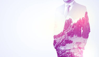 Dağ grafik ile ayakta işadamı