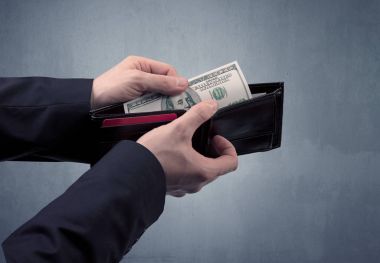 Takım elbise elinde Doları cüzdanından dışarı alır