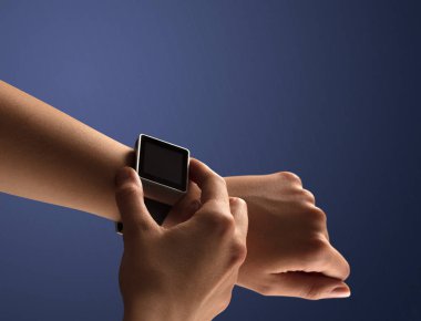 Balck smartwatch ekranlı el kadar kapatın
