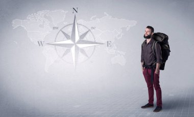 Sırt çantalı genç adam.