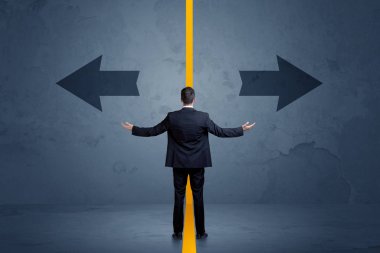 İş kişi bir çığlık tarafından ayrılmış iki seçenek arasında seçme