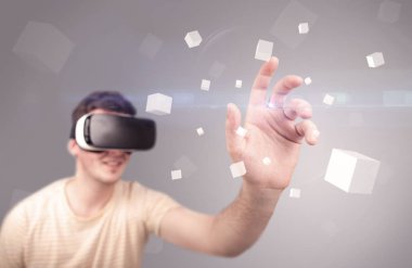 Adam sanal gerçeklik gözlüğü takıyor.