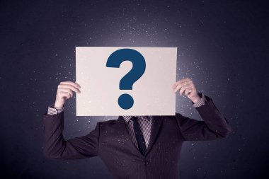 soru işareti olan kağıt tutan işadamı
