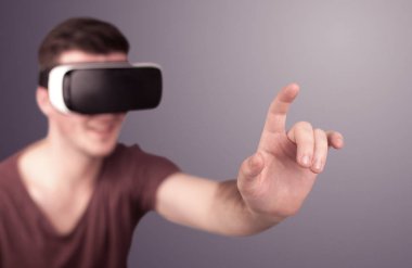 Adam sanal gerçeklik gözlüğü takıyor.