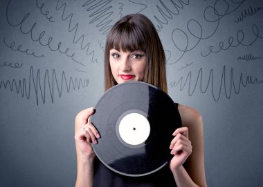 Vinil kaydı tutan kadın