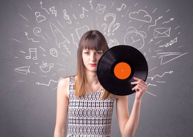 Vinil kaydı tutan kadın
