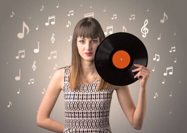 Vinil kaydı tutan kadın