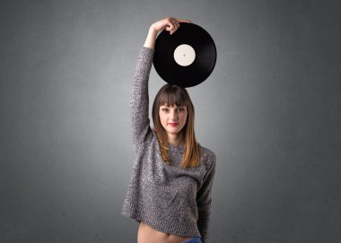 Vinil kaydı tutan kadın