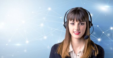 Genç kadın telemarketer