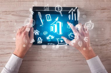 Tablet üzerinde çalışan eller iş