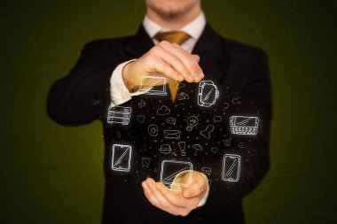 Ağ simgeleri tutan işadamı