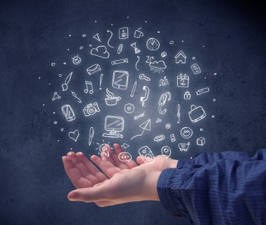 Karışık çizimler tutan el